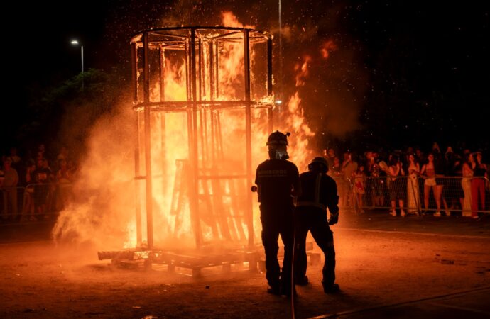 La Hoguera de San Juan, con cientos de personas, puso fin en Alcalá de Henares a las Fiestas del Distrito V