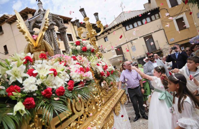 Tradición y fiesta se dieron la mano en el Corpus Christi de Pastrana