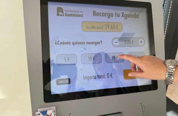 Los quioscos digitales de recarga de tarjetas de autobús están ya en funcionamiento en Guadalajara