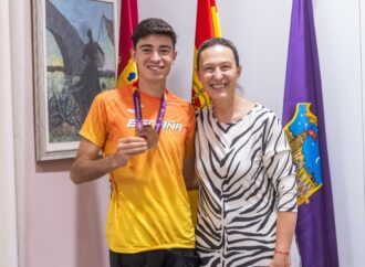 Jaime Migallón, recibido en el Ayuntamiento de Guadalajara, tras lograr la medalla de bronce en 10.000 m del Europeo de Atletismo