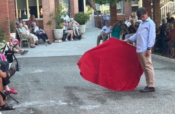 Los alumnos de la Escuela Taurina de Guadalajara comparten una jornada entrañable con los mayores de la Residencia Santa Teresa Jornet