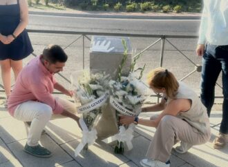Ofrenda floral y un minuto de silencio del PP de Alcalá en memoria de Miguel Ángel Blanco