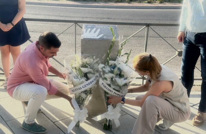 Ofrenda floral y un minuto de silencio del PP de Alcalá en memoria de Miguel Ángel Blanco