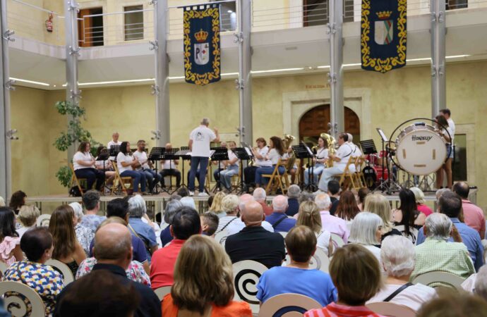 Pastrana llenó el Palacio Ducal para ver el concierto de su Banda de Música