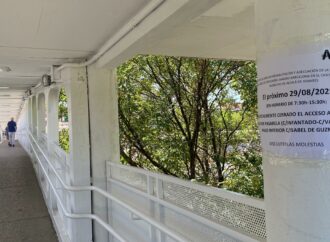 Corte de la pasarela peatonal de la estación de tren de Alcalá durante el viernes 29