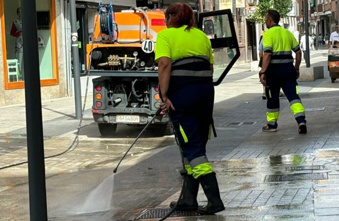 En marcha una nueva campaña de limpiezas intensivas en Alcalá que se extenderá durante 40 jornadas