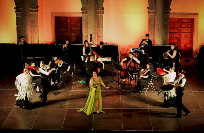 Ferias Alcalá / Sonia Andrade, Juventudes Musicales y la zarzuela de la compañía de danza de Pilar Barbancho, llenaron el Patio de la Universidad