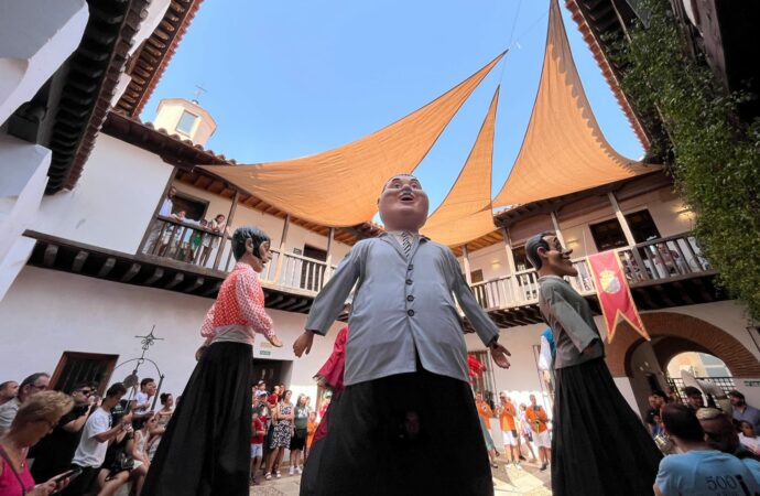 Los gigantes y cabezudos de Alcalá visitaron a los mayores del Hospital de Antezana