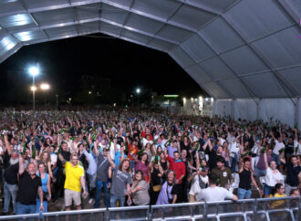 Récord en Azuqueca: 1070 brazos al alto escanciaron sidra simultáneamente, consiguiendo un récord de escanciado simultáneo fuera de Asturias