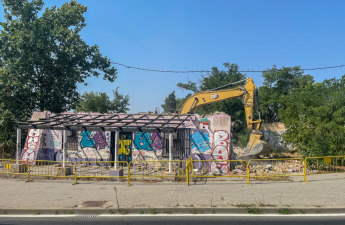 Derribado el edificio abandonado de La Torreta y dos naves ocupadas ilegalmente en Torrejón