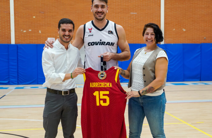 Reconocimiento en Torrejón a Iván Aurrecoechea, campeón del mundo de baloncesto 3×3 con la selección española