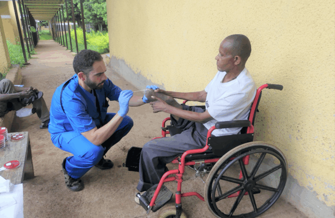 Un microbiólogo del Hospital de Alcalá, premiado por su participación en la creación y mejora de laboratorios en distintas zonas de África y América Latina