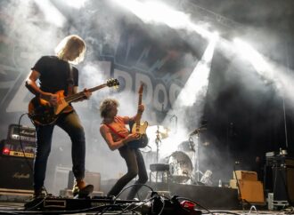 ‘Guadarock 2025’ / Numeroso público vibró con una Noche de rock en la Plaza de España
