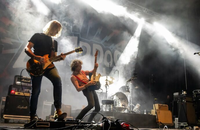 ‘Guadarock 2025’ / Numeroso público vibró con una Noche de rock en la Plaza de España