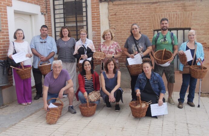 Veinte vecinos de Alovera se forman en un curso de cestería tradicional