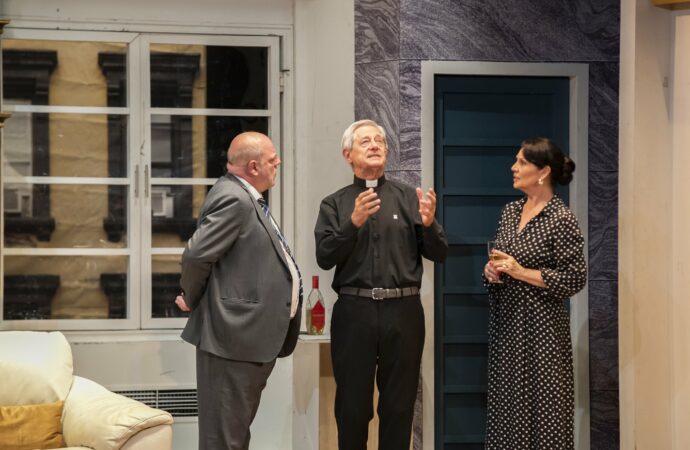 El «sacerdote» Josema Yuste llenó el Teatro Cervantes de Alcalá con la última obra de Ferias