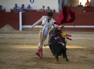 Fernando Adrián y Víctor Hernández salieron a hombros en su mano a mano de la última de Feria en Alcalá