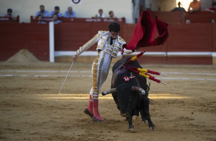 Fernando Adrián y Víctor Henández salen a hombros en su mano a mano de la última de Feria en Alcalá