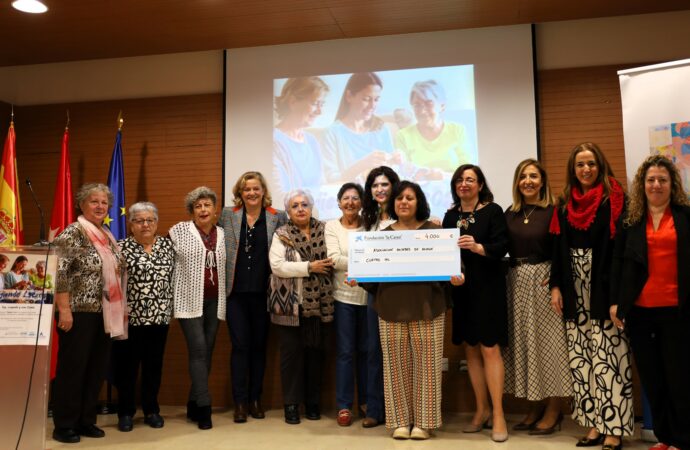 Novedosa iniciativa en Alcalá para conectar generaciones a través de talleres de ganchillo