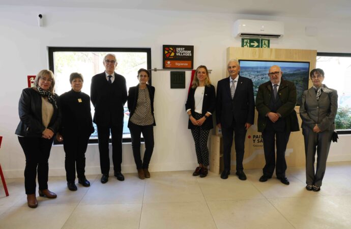 Sigüenza inaugura una placa de Hispania Nostra por su cartelería premiada