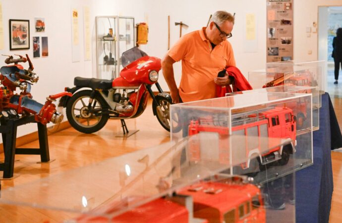 Abre en Alcalá la exposición “Cuando suena la sirena” en homenaje al 50 aniversario de su Parque de Bomberos