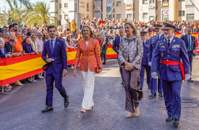 Así fue el reencuentro de las infantas Elena y Cristina en el Homenaje a la Bandera de Torrejón de Ardoz