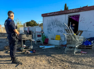Derribada en Torrejón la caseta de un antiguo centro de transformación eléctrica en la calle Solana