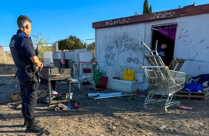 Derribada en Torrejón la caseta de un antiguo centro de transformación eléctrica en la calle Solana