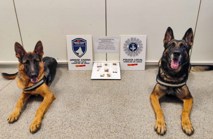 La Unidad Canina de la Policía Local de Torrejón se incautó en las piscinas de verano 13 sustancias estupefacientes