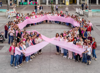 Torrejón se sumó a la conmemoración del Día Mundial Contra el Cáncer de Mama con un gran lazo humano rosa