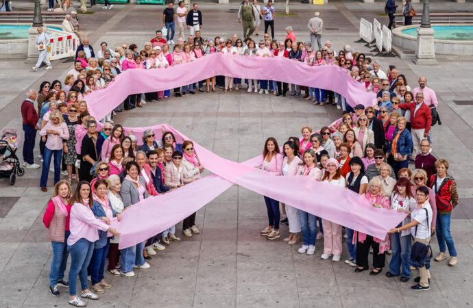 Torrejón se sumó a la conmemoración del Día Mundial Contra el Cáncer de Mama con un gran lazo humano rosa