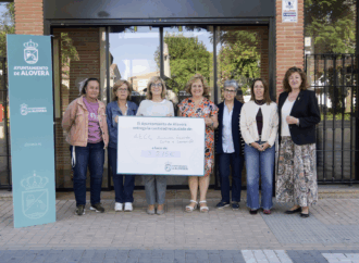 Alovera entregó el cheque a la Asociación Española contra el Cáncer por su cena solidaria de fiestas