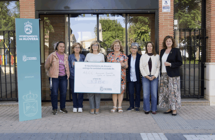 Alovera entregó el cheque a la Asociación Española contra el Cáncer por su cena solidaria de fiestas