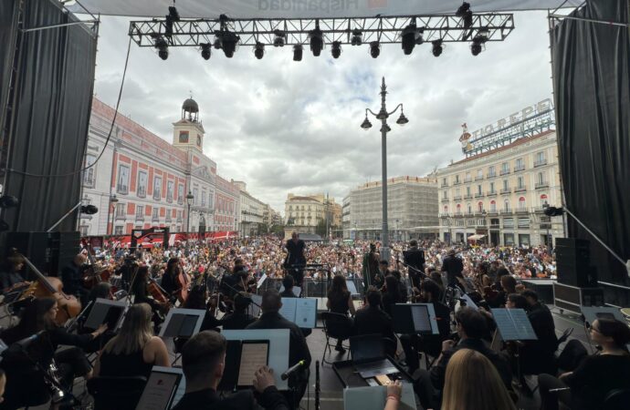 La Orquesta Ciudad  de Alcalá llenó la Puerta del Sol para el concierto de la Hispanidad del 12 de octubre