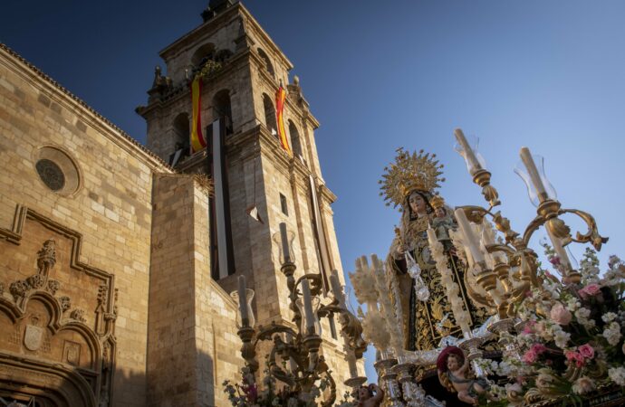 La Virgen del Carmen fue coronada canónicamente y recorrió durante horas las calles de Alcalá