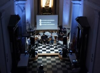 Precioso concierto acústico de «Los Curas Rockeros» en la Fundación Antezana de Alcalá de Henares