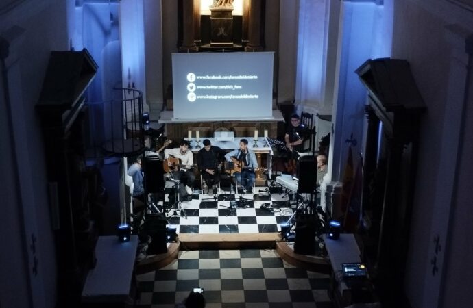 Precioso concierto acústico de «Los Curas Rockeros» en la Fundación Antezana de Alcalá de Henares