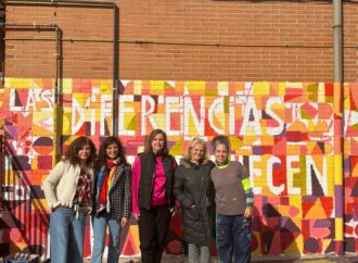 Los alumnos del colegio Antonio Machado de Alcalá ‘dejan su huella’ con el mural ‘Las diferencias nos enriquecen’