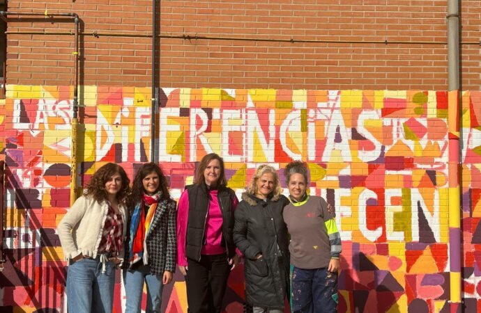 Los alumnos del colegio Antonio Machado de Alcalá ‘dejan su huella’ con el mural ‘Las diferencias nos enriquecen’