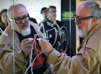 Álex de la Iglesia inauguró el Festival ALCINE 54 en Alcalá de Henares, con visita incluida a su exposición