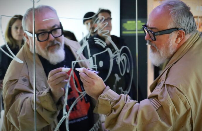 Álex de la Iglesia inauguró el Festival ALCINE 54 en Alcalá de Henares, con visita incluida a su exposición