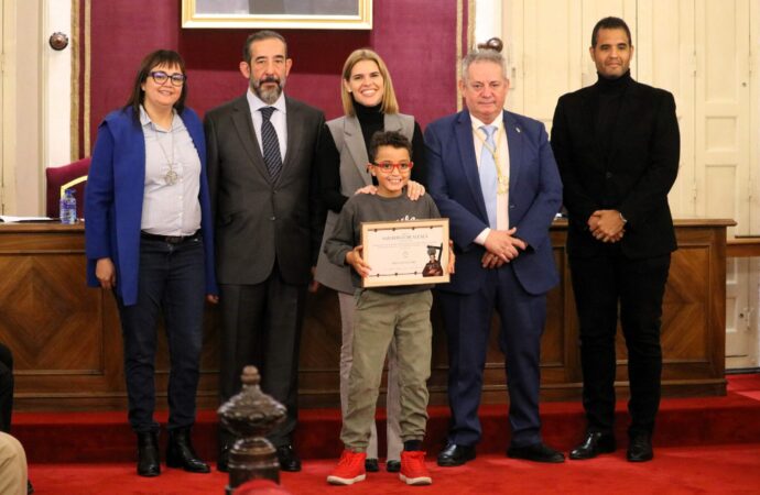 “Lección de coraje y de alegría” del niño Erick Ruiz Rubio en la entrega de la Beca de San Diego en el Ayuntamiento de Alcalá