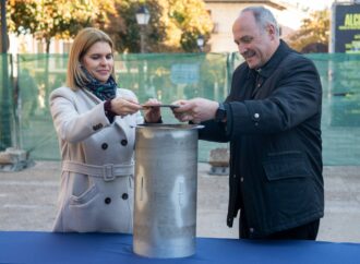 Alcalá entierra una cápsula del tiempo como gesto simbólico en el inicio de las obras de mejora de la Plaza de los Santos Niños