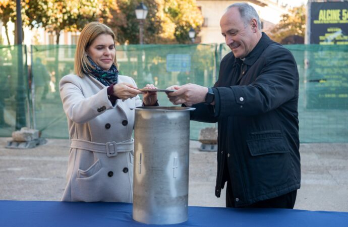 Alcalá entierra una cápsula del tiempo como gesto simbólico en el inicio de las obras de mejora de la Plaza de los Santos Niños