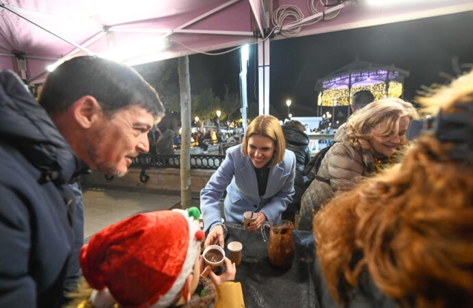 Alcalá estrenó su Navidad con chocolatada, pregón, encendido de luces y recital de villancicos