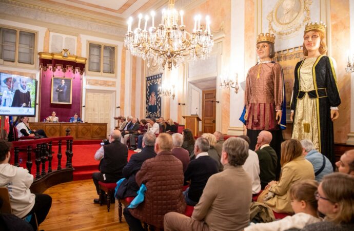 Alcalá presentó la restauración de dos de los Gigantes de la Comparsa Cervantina durante un acto de homenaje a los giganteros