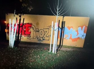 La Policía Local de Alcalá interviene a varios jóvenes que realizaban grafitis en mobiliario urbano