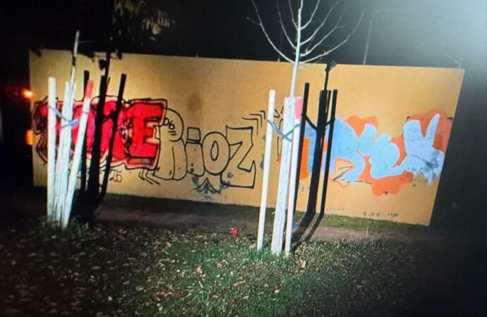 La Policía Local de Alcalá interviene a varios jóvenes que realizaban grafitis en mobiliario urbano