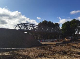 Instalado el puente peatonal sobre la Avenida de Camarma en Alcalá de Henares