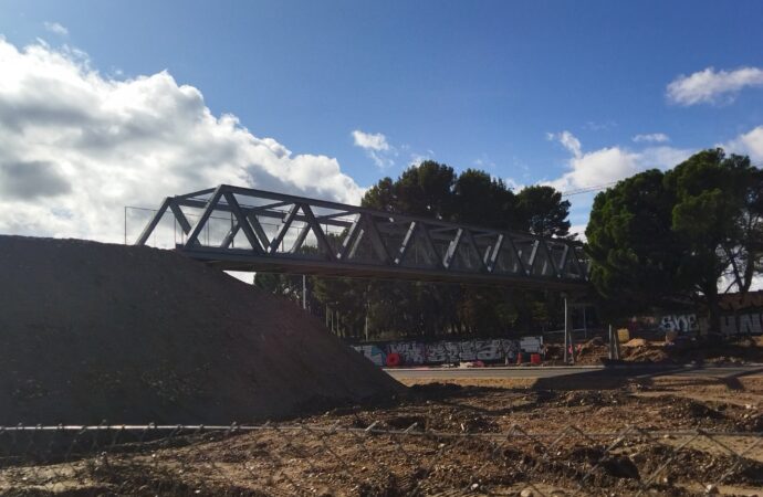 Instalado el puente peatonal sobre la Avenida de Camarma en Alcalá de Henares